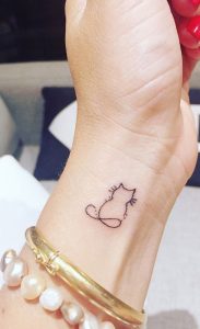 25 inspiradores diseños de tatuajes de gatitos para los amantes de los gatos